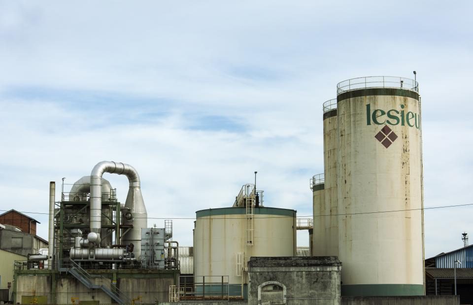 Industrial plant with storage tanks